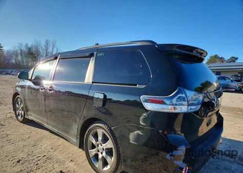 2011 Toyota Sienna Sport z USA, uszkodzony, nr VIN 5TDXK3DC5BS062721